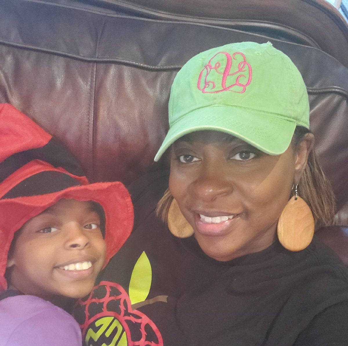 PCBOE's tweet photo. RT SESLions "Hats off to Emergency Workers from Mrs. Long and her daughter! #thesherwoodway #sharePCS #PCSSpiritWeek https://t.co/2IsBZZVSj8"