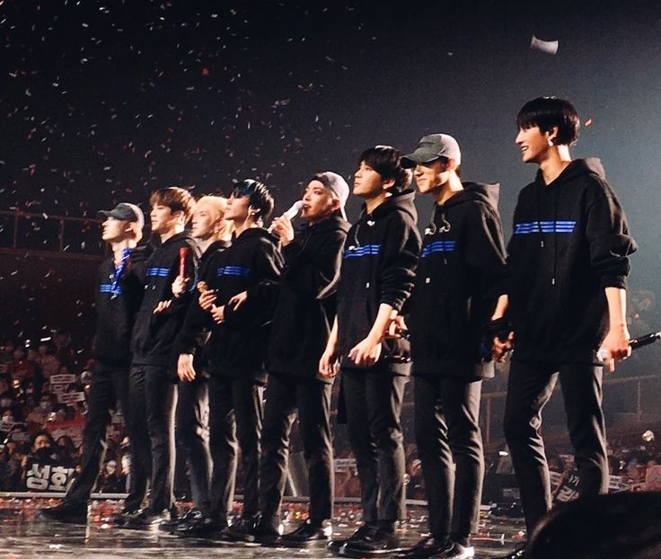vopeour's tweet photo. ┆ fotos que a nasa tirou nos dias de aniversário dos meninos do ATEEZ. — a thread. 

— 24 de outubro, Galaxy NGC 7714. 𔘓 https://t.co/L8WwoKaqVj
