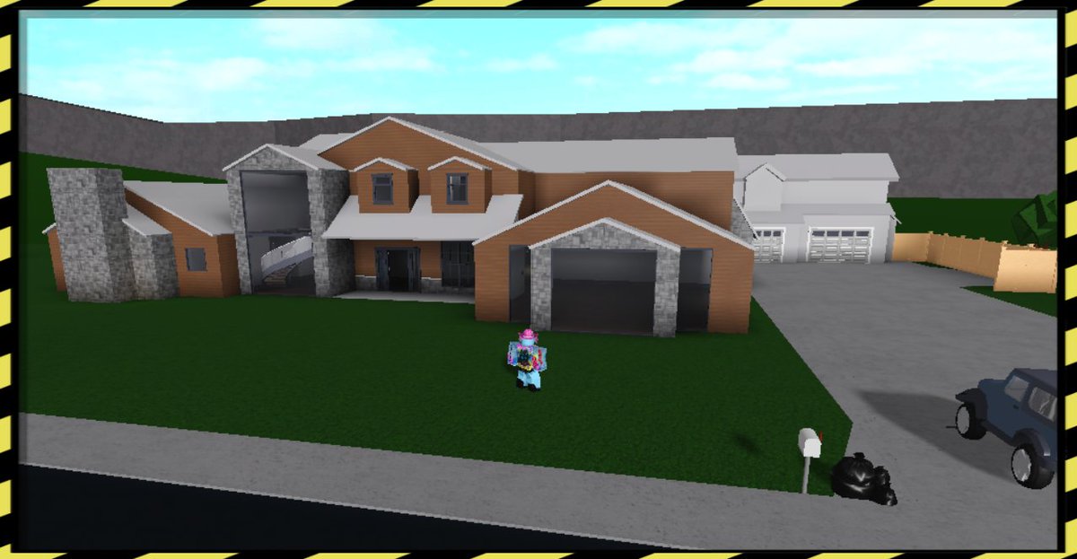 toescrinkle's tweet photo. 🚧UNFINISHED🧱 | I started building this about a week or two ago, and decided to call it quits on this project lol. Here's some screenshots of the exterior and layout if anybody wants to borrow it and make it their own! @BloxburgNews @BloxburgUniv @BloxburgBuilds https://t.co/b1npTn9KKV