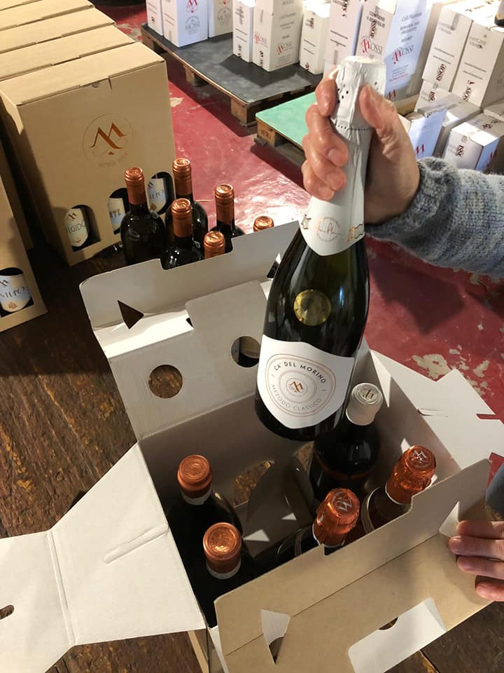 Mossi1558's tweet photo. #iorestoincantina: le nostre super Segretarie #mossi1558 stanno preparando i Wine Box for Charity che domani saranno consegnati al corriere per raggiungere i primi, tanti, sostenitori del progetto di Cantina Social. Per ordini: 0523.860201 o info@mossi1558.com.🍾🚚❤️🍾 https://t.co/zIszqISvTb