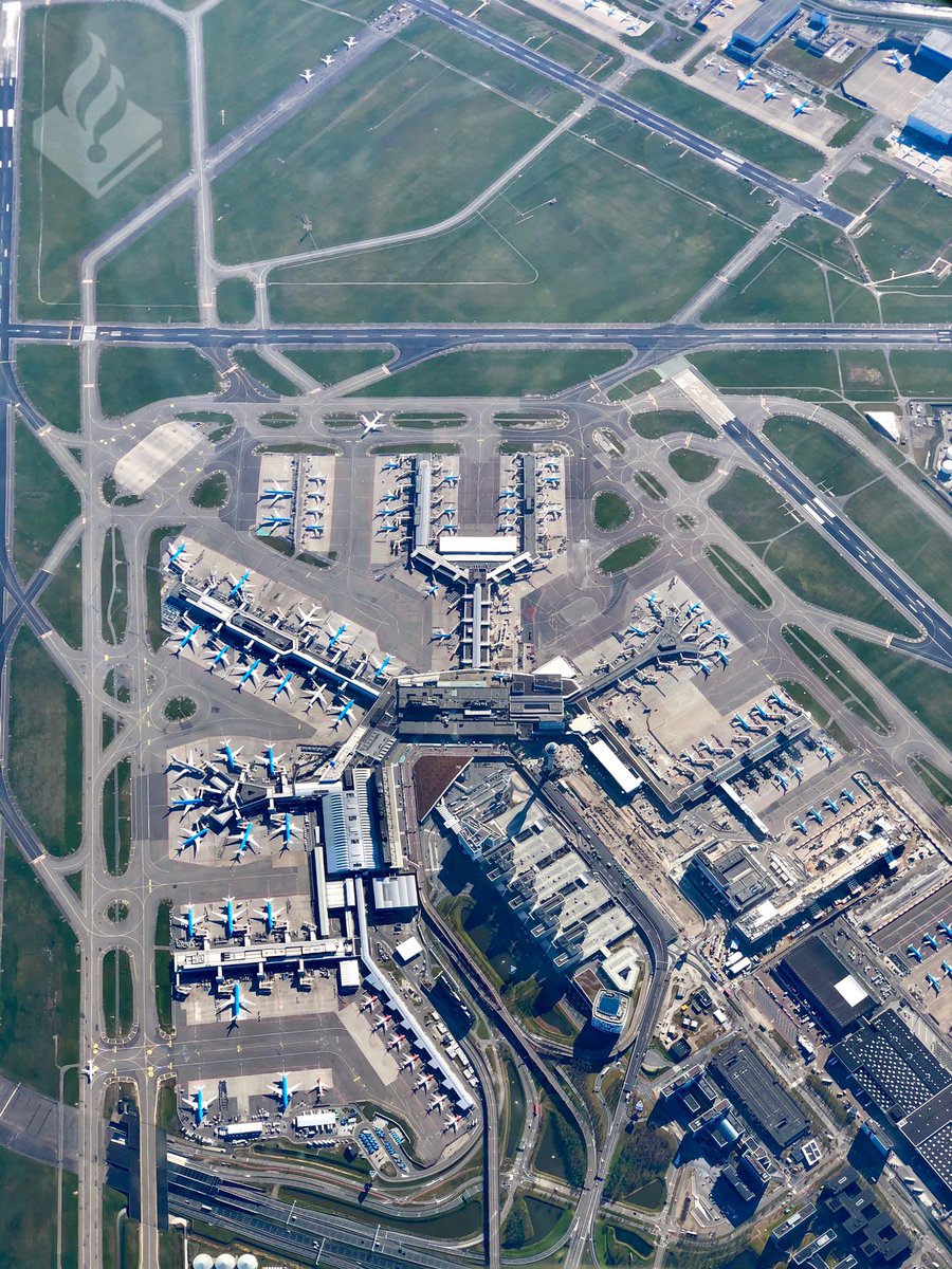 DePolitieheli's tweet photo. Goedenavond ThuisToppers, vanmorgen hebben we vanaf 10.000ft (jaja daar komen wij ook weleens 😎) deze foto gemaakt. #raadhetplaatje #quarantainequiz Hoeveel vliegtuigen zie je hier op deze foto? (Uitslag om 21:30) https://t.co/cTBf4bExpp