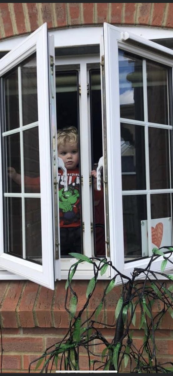 coenV01's tweet photo. Window visiting #cake #happybaba #COVID19 #safedistance #walking https://t.co/lTy287IjxI