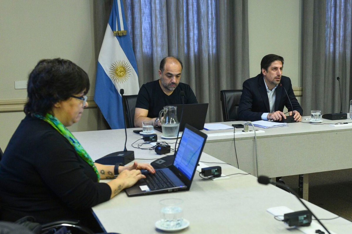 trottanico's tweet photo. Con los 24 ministros y ministras de educación de las 24 jurisdicciones trabajamos en darle continuidad educativa a nuestra escuela. 
Avanzamos en la implementación de la segunda etapa del programa #SeguimosEducando. Además, acordamos darle difusión a las plataformas provinciales. https://t.co/fLYzNNQsEH