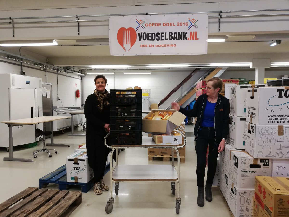 VoedselbankOss's tweet photo. En #kaas kreeg @VoedselbankOss ook. Van @LionsCeres uit Oss. Hartstikke bedankt. Lekker voor in de pakketten. De kaas was al mooi verpakt in handbare stukken. Lekker op brood of uit het vuistje...... Was weer een mooie woensdag. https://t.co/vAf5Q9slUS
