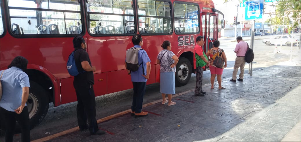 QuintanaRooHoy1's tweet photo. #Mira 👁️👀 Se colocaron cintas para marcar los espacios a ocupar en los principales paraderos de #Cancún. Si debes salir de casa, hazlo con las debidas medidas de prevención, cuidémonos, es por el bien de todos. #Cancún 🌅🏖
Vía @AytoCancun https://t.co/l4YaY35YiI