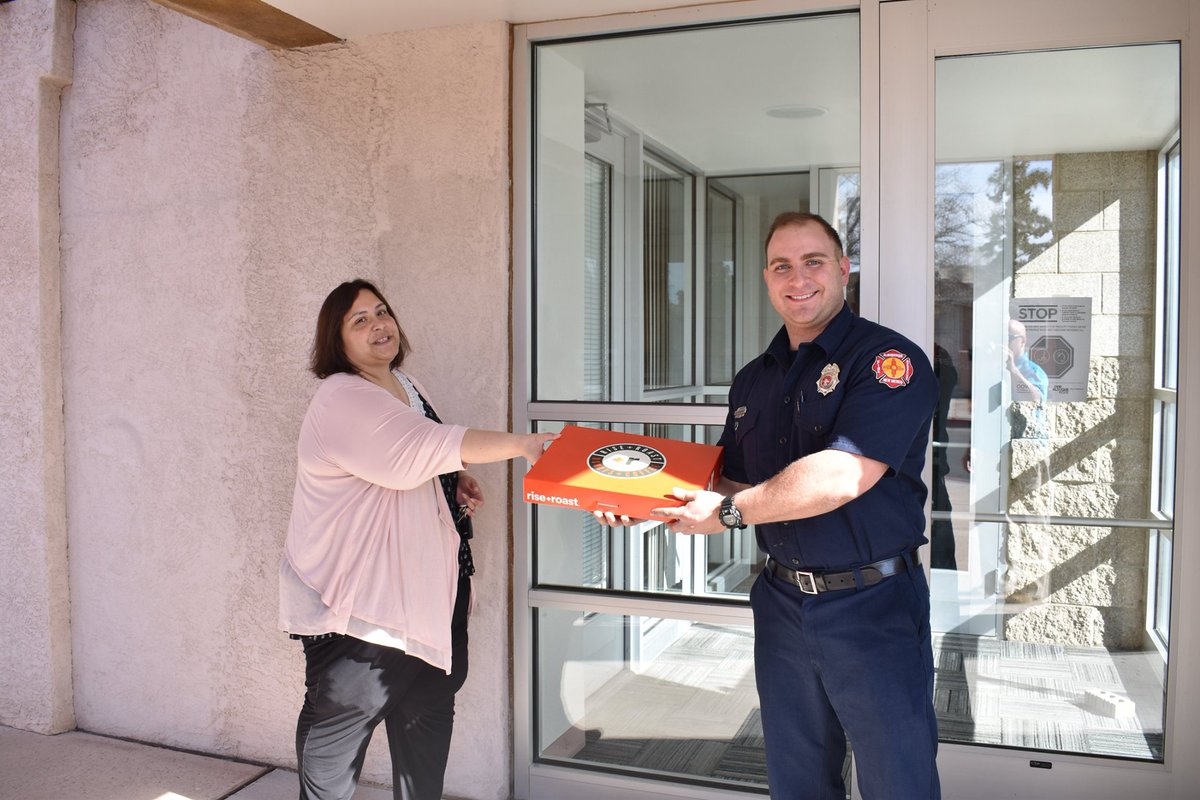 nmvic's tweet photo. We're showing our support to our local AFR Station by thanking them with some donuts from Rise + Roast (a locally owned business). Thank to you both for everything you do for our communities. #VICGiving #VICtoryCheer #AllTogetherNewMexico #albuquerque https://t.co/uEz2Www6IN