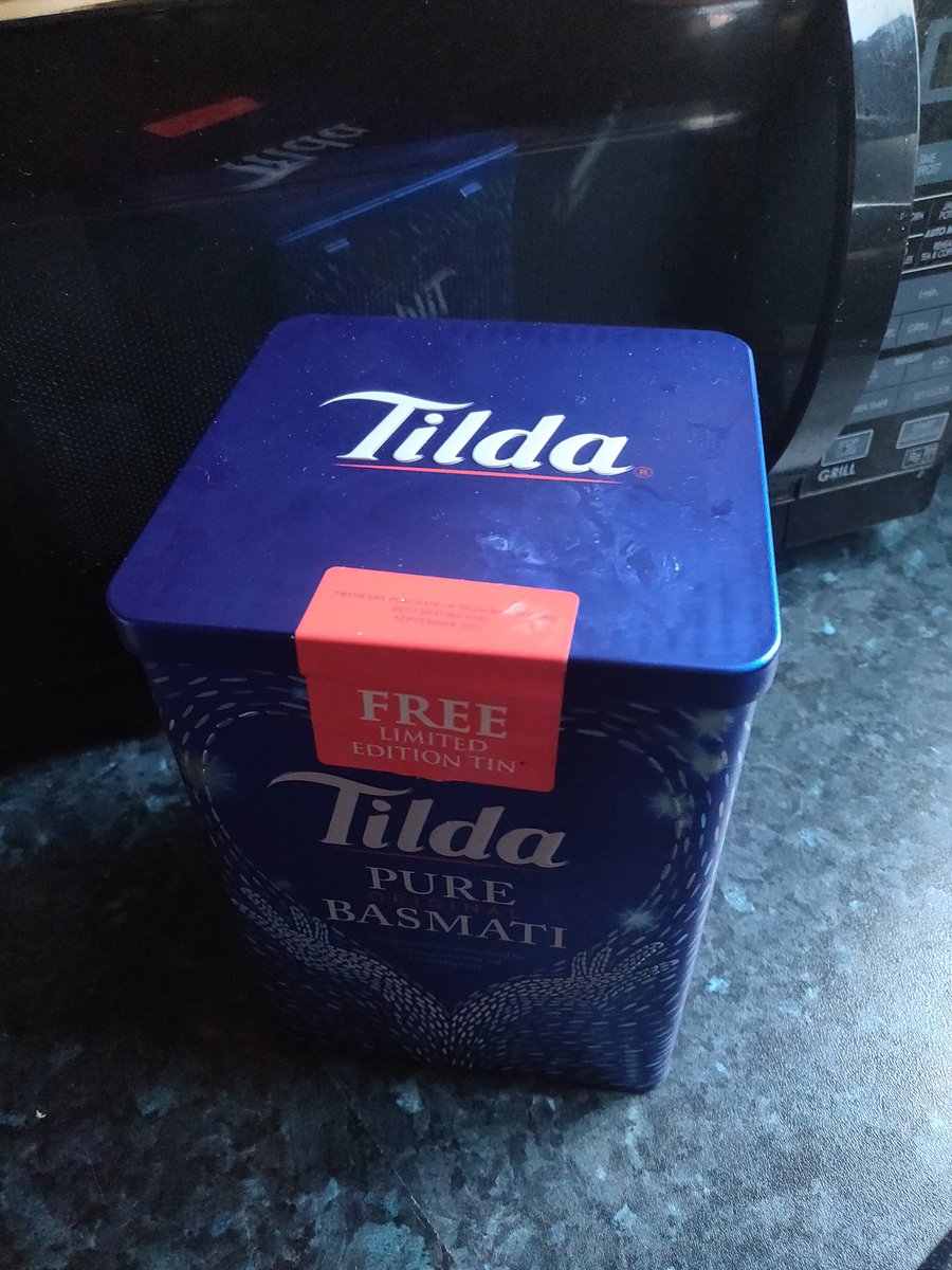 inezjoseph's tweet photo. @genellealdred Oh dear ....on the plus side look what my sister got me...never seen it in a tin before, don't even want to open it🙈 https://t.co/pxqjCIaJEd