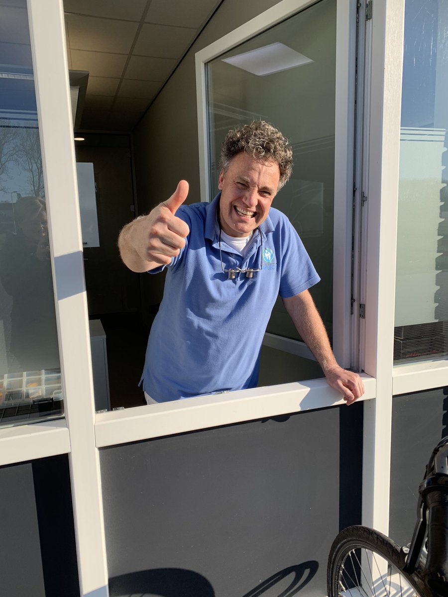 tcparijsch's tweet photo. Laatste spoedpatient de deur uit! Erwin kan nog lachen, maar na speech van Rutte verandert dat snel...”vrijwillige sluiting” nog geen steunpakket mondzorg, hoop op morgen dan maar! Wij kunnen nog 1 maand zorg leveren aan 13000 patiënten, dan EXIT #COVID19  @ANTnieuws @KNMTnieuws https://t.co/9tQznrVG6S