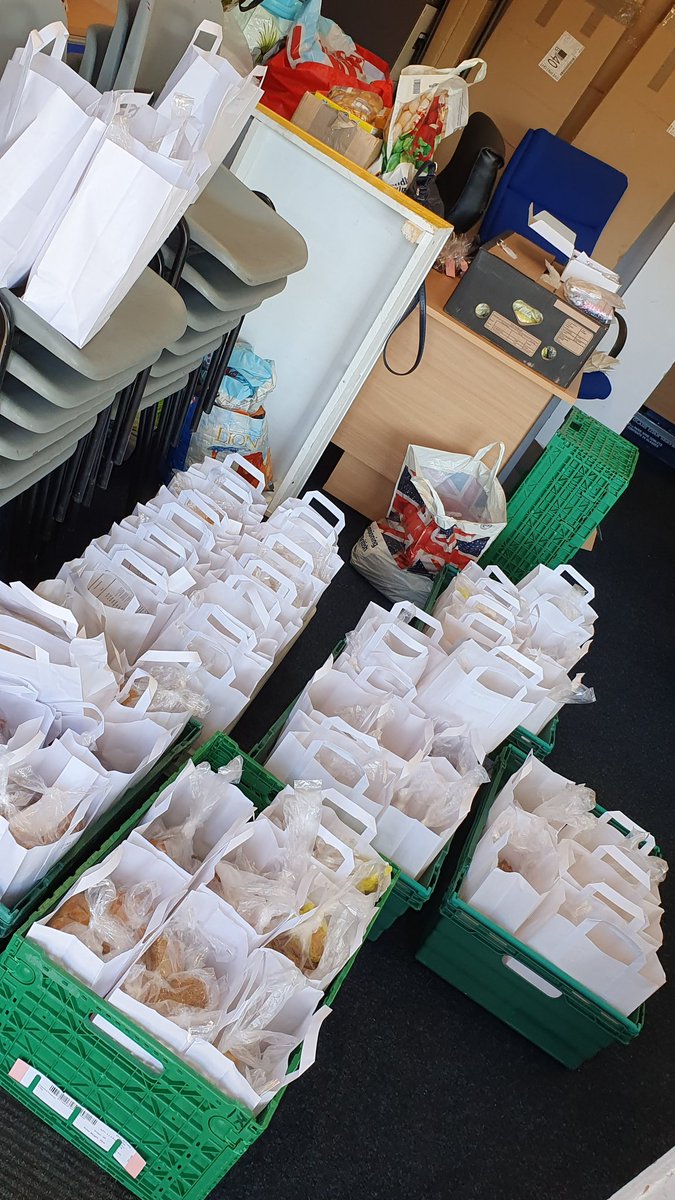 NigelPickavance's tweet photo. Over 70 meals with pudding delivered around Maes g today. Great team of volunteers ! #MaesG #Moiderers #OneCommunity https://t.co/ZbAKYxfySA