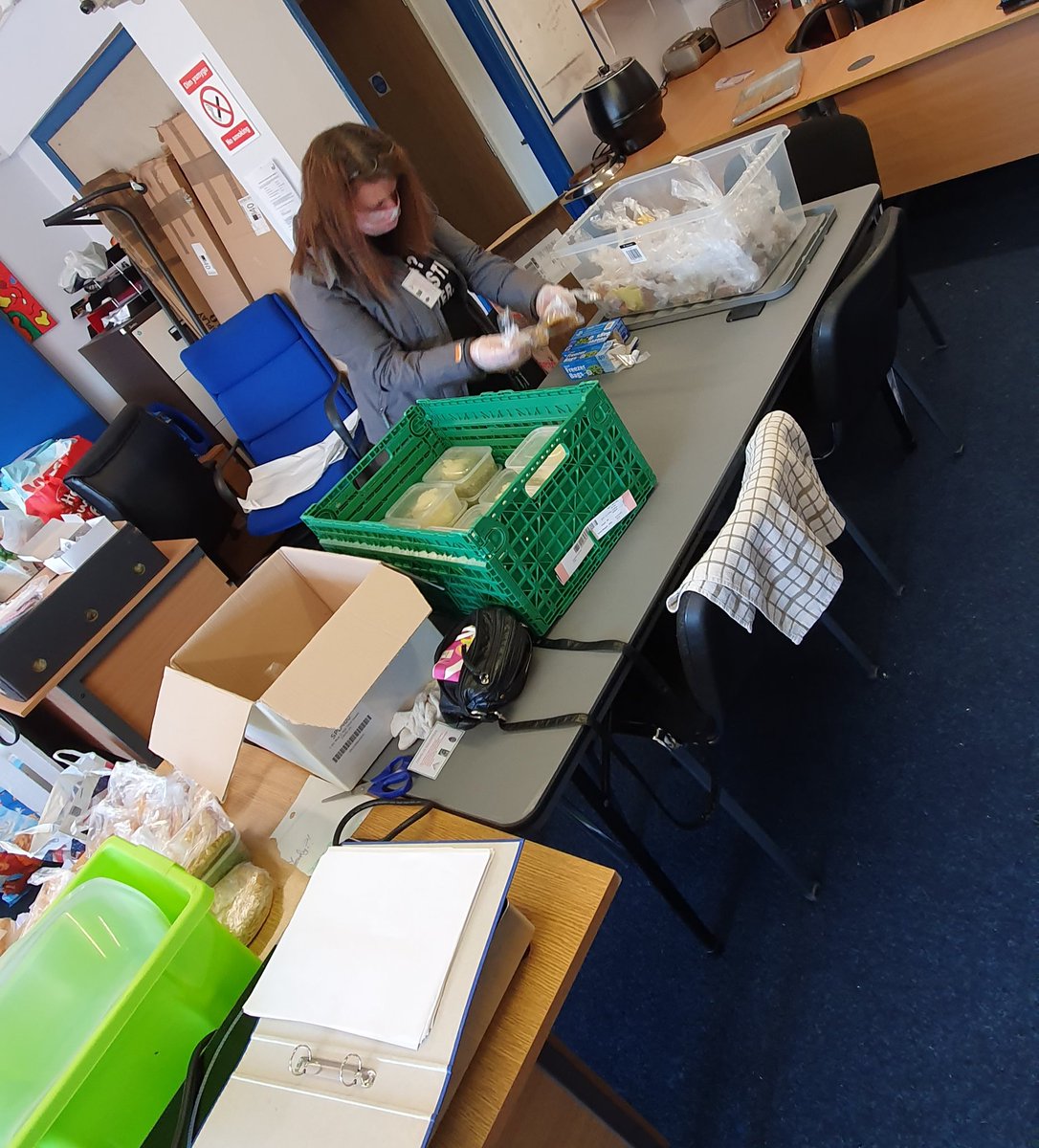 NigelPickavance's tweet photo. Over 70 meals with pudding delivered around Maes g today. Great team of volunteers ! #MaesG #Moiderers #OneCommunity https://t.co/ZbAKYxfySA