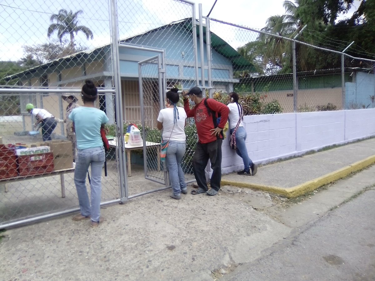 Martes En funcionamiento el programa de alimentación escolar ( PAE) a través del plato servido almuerzo con el apoyo del personal de la institución y Milicia Bolivariana. Entregando las tazas a Padres, madres y representante . Parroquia Carmen de Cura Estado Aragua. @ZE_Aragua