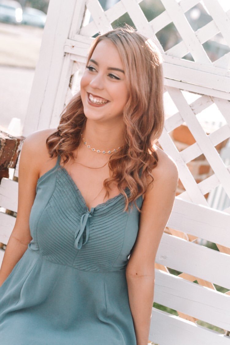 EHSEncores's tweet photo. Our next senior spotlight is Haylie Eades! Haylie has been apart of the choral department for 4 years! This is Haylie’s 3rd year in Encores! This year Haylie was our girl’s dance captain! After high school Haylie plans to continue her school journey at ESCC! https://t.co/NhujnGtJHr