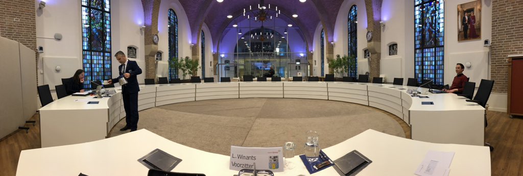Niets is meer vanzelfsprekend. Zelfs de raadsvergadering van de <a href="/Gemeente_Venray/">Gemeente_Venray</a> had niet het vuur van de dialoog. Met slechts 1 raadslid &amp; griffier de hamerstukken afgetikt. Risico’s vermijden, verantwoordelijkheid nemen.