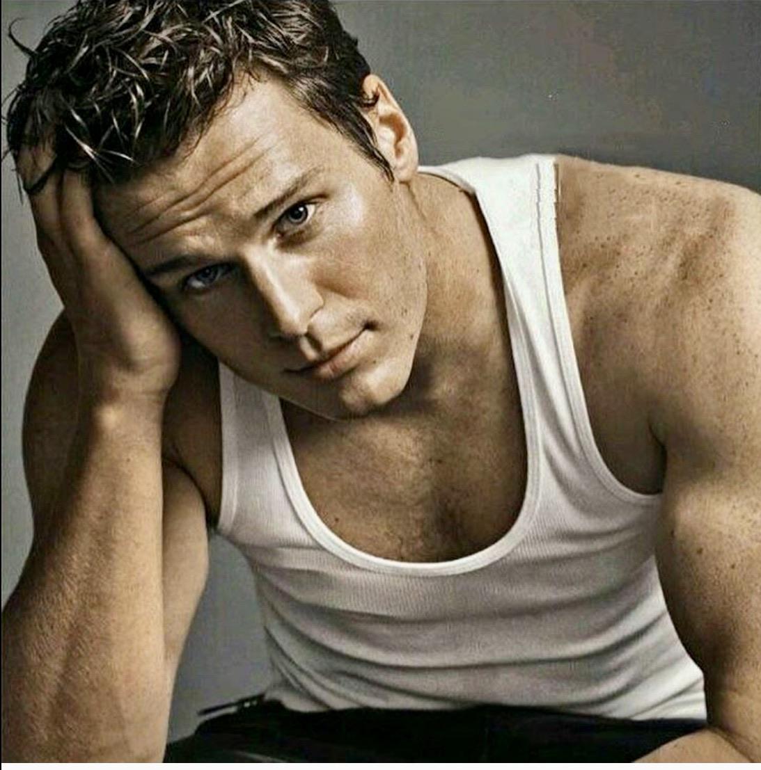 TrueLadyBoners's tweet photo. American singer and actor Jonathan Groff https://t.co/ZVRMIuJsv0