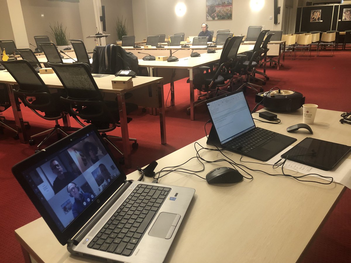 Zo ziet een digitale vergadering van de commissie ruimte er fysiek uit. Digitaal vergaderen werkt goed en is efficiënt maar de lege stoelen ogen vreemd. Volgende keer zetten we foto’s van de raadsleden op de stoelen.