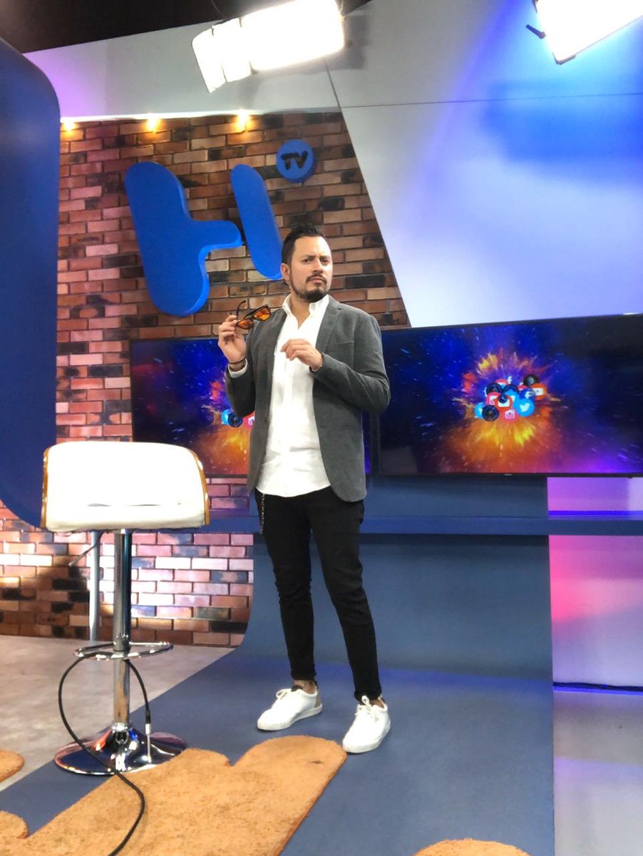 VirginiaRmz's tweet photo. Con mi querido @ElRojoAbreu desde el estudio! Iniciamos #Meta! Participa con nosotros! Te leemo! @inakialvarez @heraldodemexico #PREGUNTAMETA: ¿Cuál es la leyenda viviente más grande del deporte? https://t.co/1vyEAUIec5