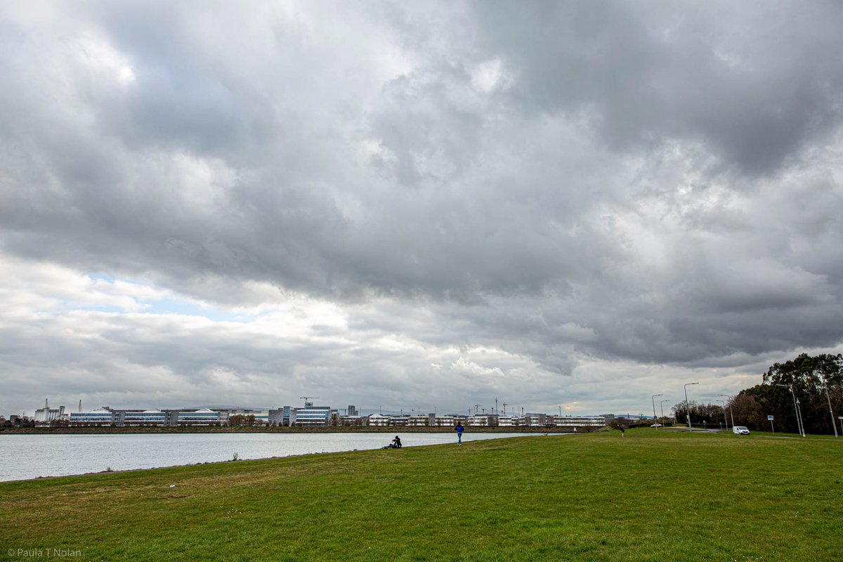 IrishPTNolan's tweet image. Not many about and all keeping distance bar a couple of joggers, though most joggers also keeping distance. One girl walking had no clue! #theresalwaysone #100daysofwalking @Ciarakellydoc @NewstalkFM #100skies #100days_day91 #Canon5dmkiii #Canon11to24 @CanonUKandIE @ConnsCameras