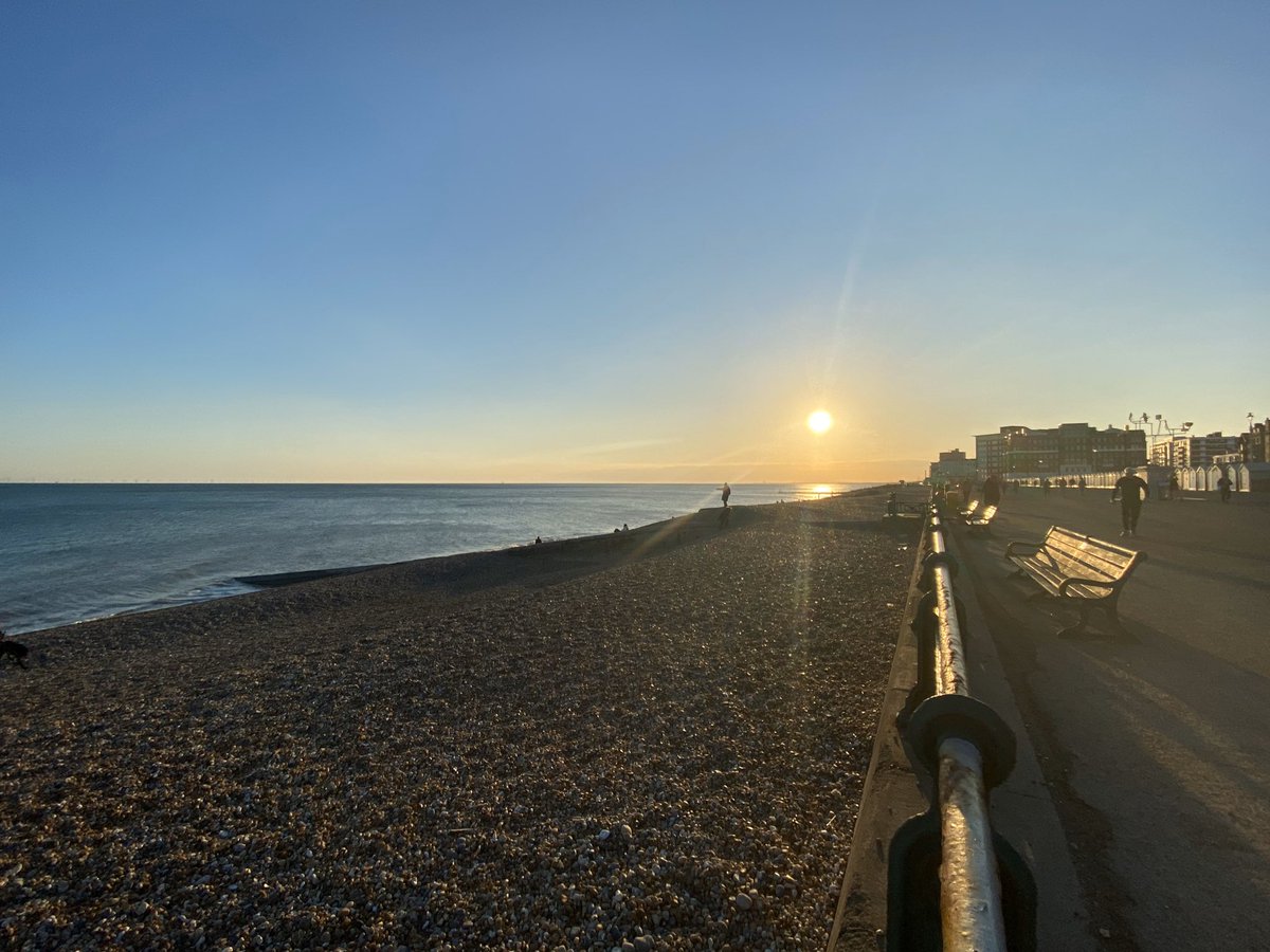 MissJoEdwards's tweet photo. Amidst the grind of the daily commute I rarely get to see my home town. This week it’s looking mighty fine #silverlinings https://t.co/1lj4Pdk7Zl