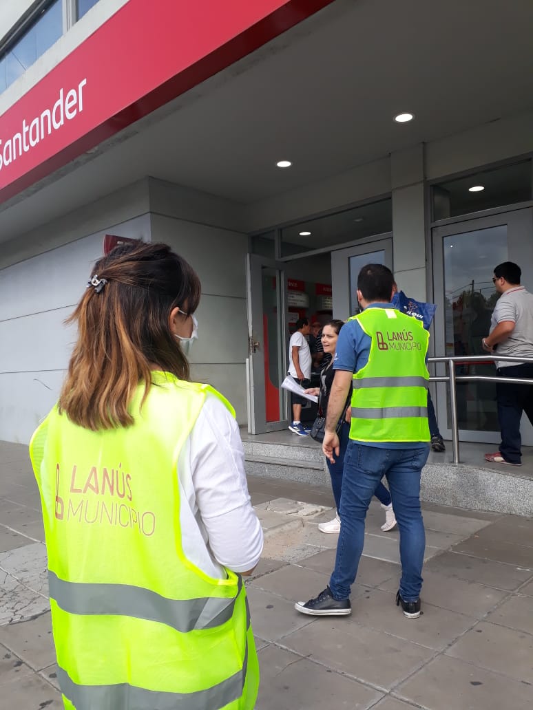 Damiaan_Sala's tweet photo. ENTRE TODOS PODEMOS 💪

Trabajadores de @lanusmunicipio  se ofrecieron de forma voluntaria para asistir a los vecinos. Ayudaron a los abuelos 👴🏼👵🏼 a usar los cajeros e hicieron cumplir las medidas sanitarias y de distancia social en las filas. https://t.co/L6UYGv4IuR