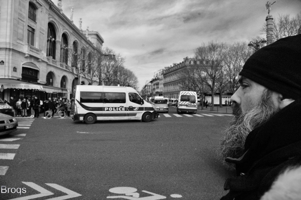 Broqs1's tweet photo. #Acte66 des #GiletsJaunes à #Paris https://t.co/M9YxefFaKJ