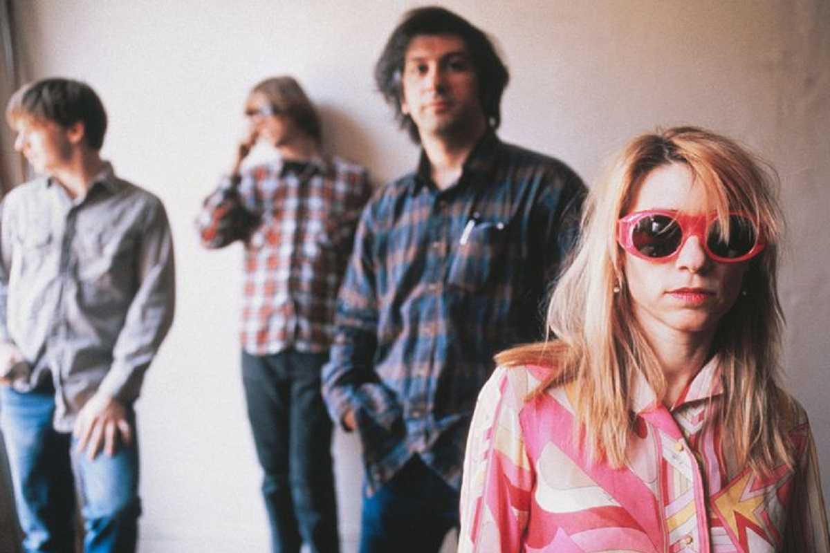 Οι Sonic Youth ανοίγουν τα αρχεία τους και προσφέρουν πλούσια δώρα για όσους Μένουνε Σπίτι.

Δωρεάν πρόσβαση στο υλικό από 12 συνολικά συναυλίες, μεταξύ 1983 και 2011 bit.ly/2vUypdx
