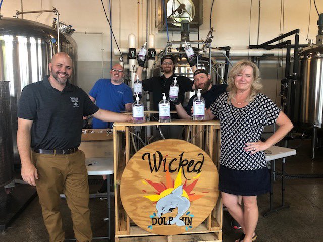 ChristinCollins's tweet image. Definition of visionary, innovative leadership = @wickedolphin!  Thank you JoAnn and team for repurposing from rum to sanitizer... now arriving for our health care workers!!! @Lee_Health #stayhome