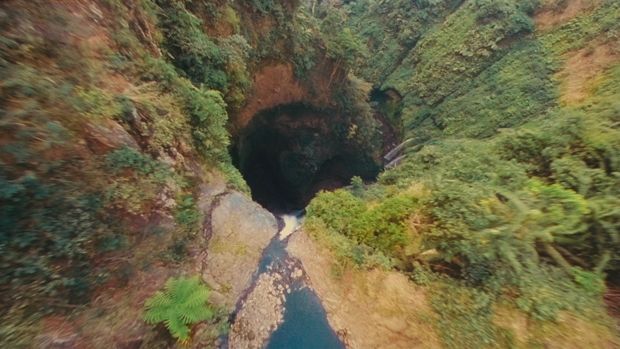 For <a href="/FourTet/">Four Tet</a>’s newest promo, #NewLand director <a href="/joannanordahl/">Joanna Nordahl</a>, collaborated with Instagram sensation, Andrés Aguilera Morillas, in order to get drone footage that flies through buildings and over waterfalls and mountains.

shots.net/news/view/how-…