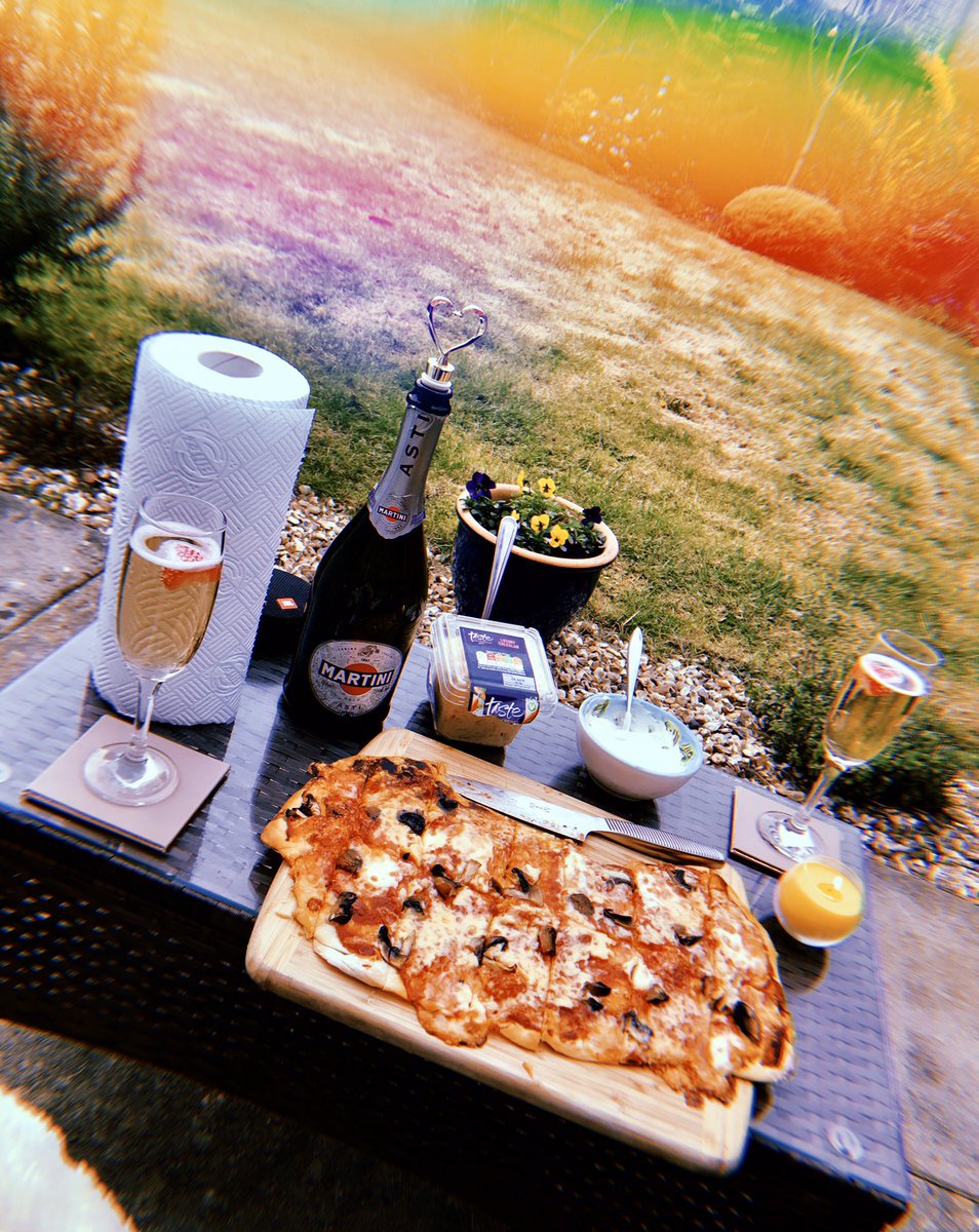 _Williams93's tweet photo. Happy Birthday to me ✨ #lockdown #dontjudgethehomemadepizza #itwasdevine https://t.co/fIy87WaGfC