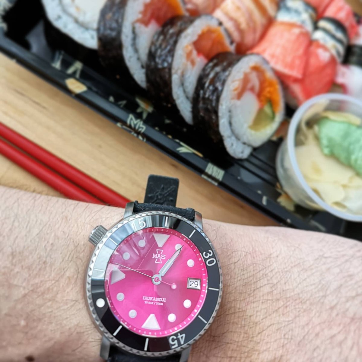 abcxyz_jp's tweet photo. Sushi lunch and a vivid timepiece to brighten up the self distancing days.

#maswatches #irukandji #sushi #lunchtime #selfisolation #takeout #寿司 #ランチ #テイクアウト https://t.co/e4S4kZo5Sb