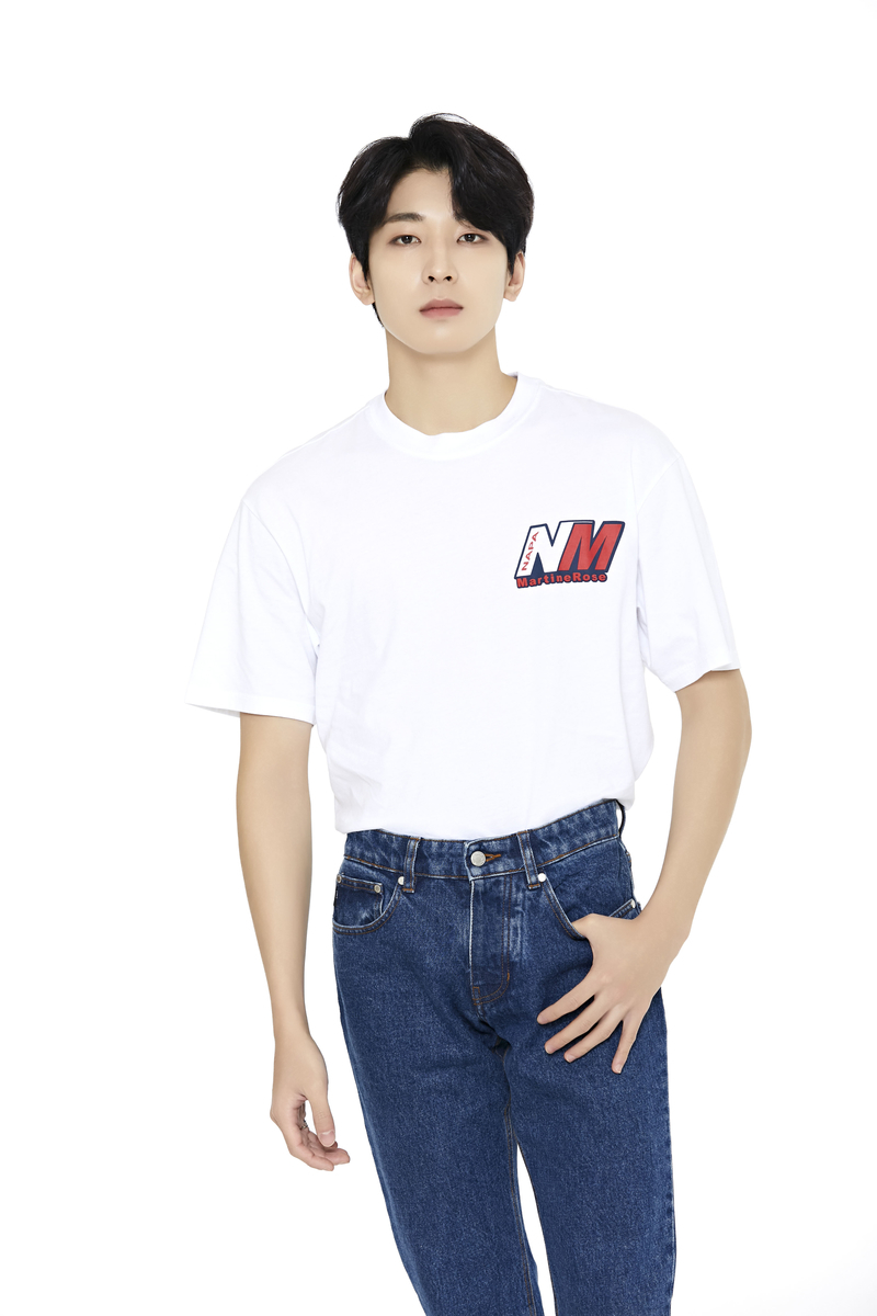 White t-shirts and jeans. Such simple outfits yet they look SO GOOD.

#WONHAO #WONWOO #원우 #전원우 #MINGHAO #THE8 #서명호 #디에잇 #徐明浩 #SEVENTEEN #세븐틴 <a href="/pledis_17/">세븐틴(SEVENTEEN)</a>