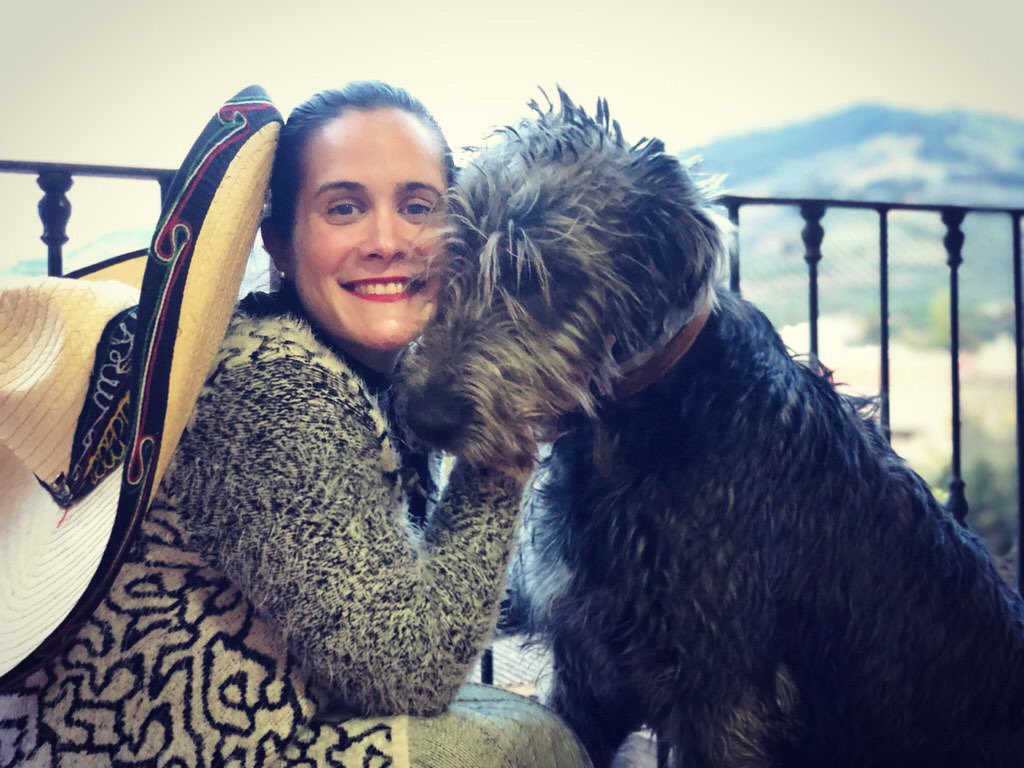 Marta__Millan's tweet photo. Ante la cuarentena, fotos en el balcón con mi fiel peludo  ❤️😊🐺 Gracias mi amor @tonygym2015 por consentirnos siempre! https://t.co/eDOhsphvjR