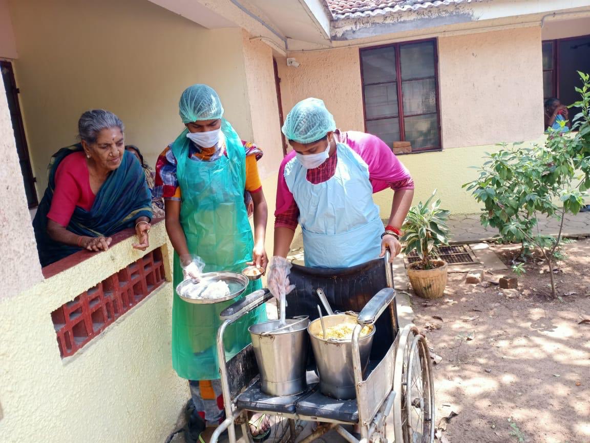 Helpageindia's tweet photo. Ensuring our #elders are well taken care of during the #COVID19 #lockdown we are serving them much needed #mealsforsurvival taking all the precautionary measures so they #StaySafeStayHealthy This is at the  Tamraikulam Elders Village in #Cuddalore #TN #StayHome #Coronafighters https://t.co/Bd5z4Cn84s
