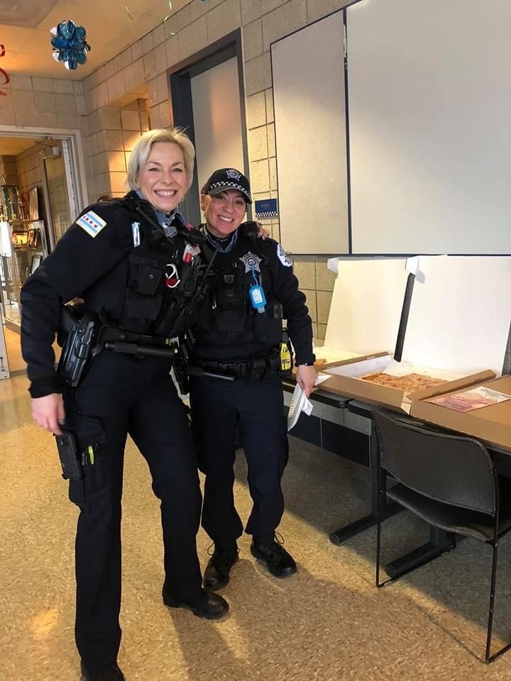 ChicagoCAPS18's tweet photo. Thank You @hometeampizzaCH for supporting our @ChicagoCAPS18 officers feeding the 3rd watch this afternoon! We can't Thank you enough during these times!!! ππ₯°π€
#everyonelovespizza
#delicious
#community https://t.co/gyOXKn9FSe