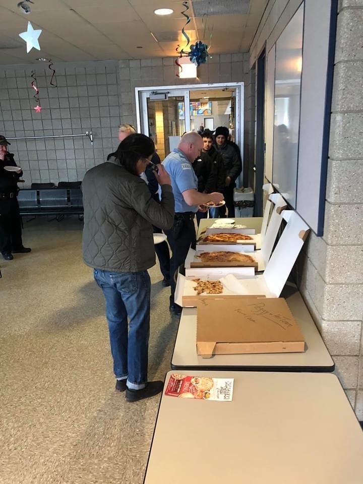 ChicagoCAPS18's tweet photo. Thank You @hometeampizzaCH for supporting our @ChicagoCAPS18 officers feeding the 3rd watch this afternoon! We can't Thank you enough during these times!!! ππ₯°π€
#everyonelovespizza
#delicious
#community https://t.co/gyOXKn9FSe