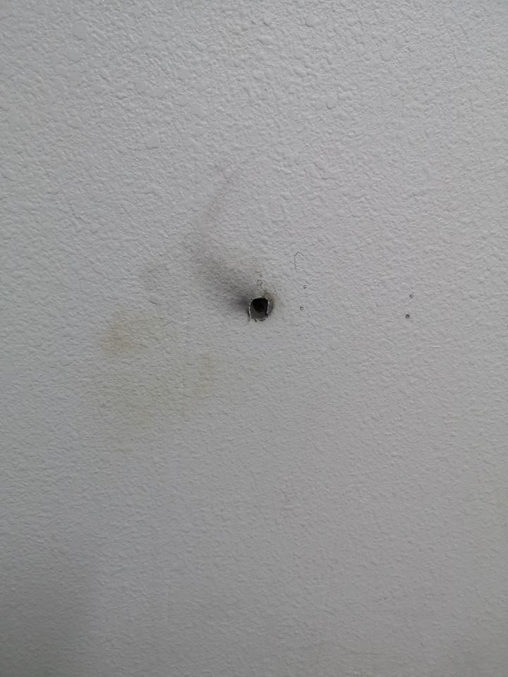 Kahrabaiat's tweet photo. احذر من انك تضرب مسمار عشان تعلق لوحة وانت ماتاكدت ان مافيه كيبل داخل الجدار..
شف هذا واحد من المتابعين جته رسمه لخشته وقال بعلقها ع الجدار وجاب العيد 🙂

شف وش صار ع الكيبل بعد ماكسر الجدار والله يعينه ع الدفع والتصليح للكيبل والجدار.. https://t.co/SEoaLKNAaL