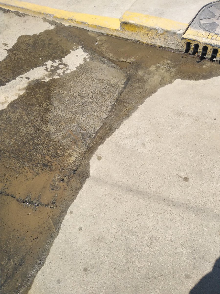 Joselyn_daf's tweet photo. Fuga de agua en ave 471  Colonia San Juan de aragon secc 7 desde el viernes 27 de marzo ya se aviso y no han venido a repararlo  @YoCreciEnAragon  @SacmexCDMX https://t.co/vTap9u4kVs