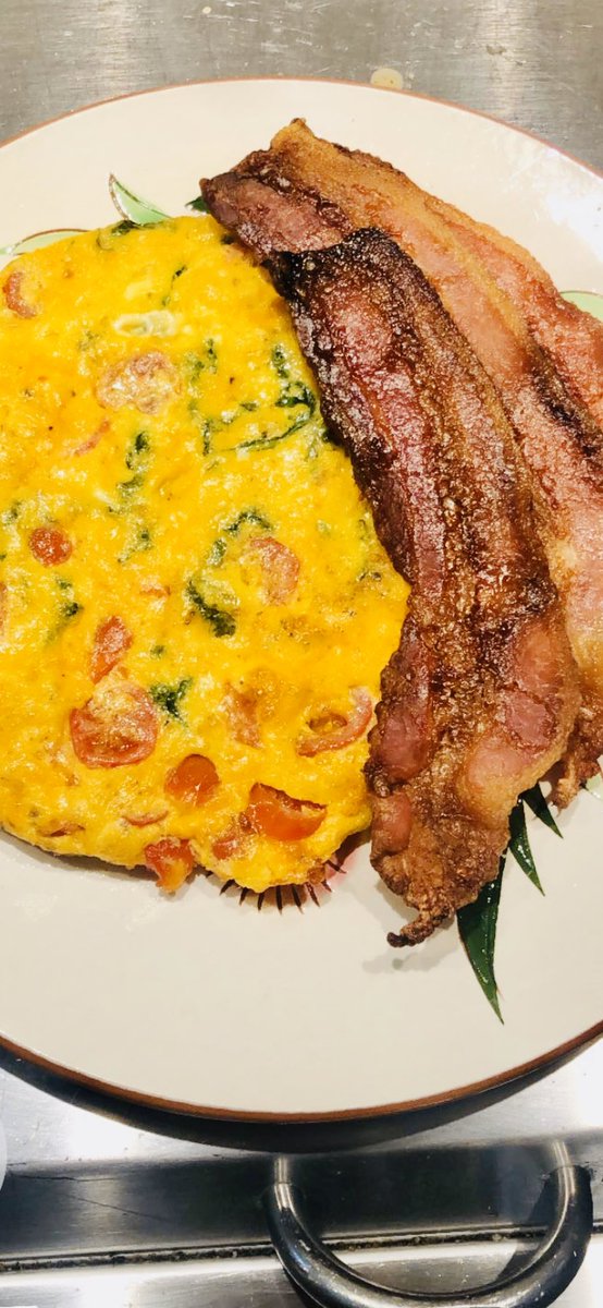 #HamAndSwissCheeseOmelette #Shallots #JalapeñoPeppers #CherryTomatoes #Bacon #Brunch4Lunch #PureDeliciousness #StayAtHome 🍳🍳🥓🥓🧀👌👌