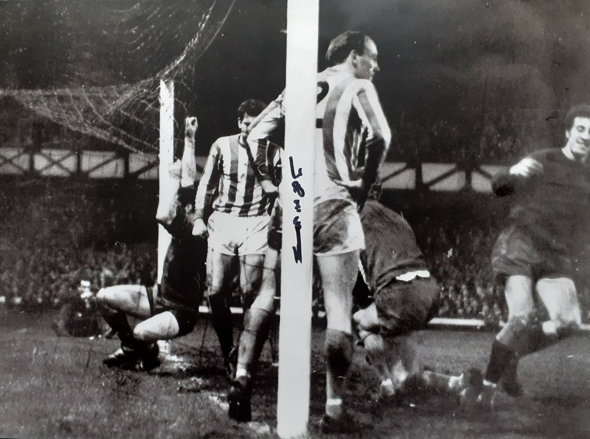 RayHope_onfire's tweet photo. If you are a football person please join the challenge of posting your fav football photo. Just one picture, no description. Please copy the text in your status, post a picture and look at some great memories/pictures. 
Missing football so very much! ⚽️ https://t.co/UWMlWzL4Jp
