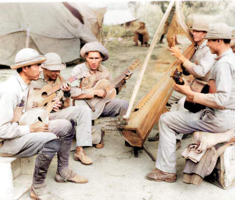 ArevalosVigo's tweet photo. La música siempre presente en momentos difíciles. Si no me equivoco quien toca la guitarra es Emiliano R. Fernández.

Algunas  fotos a color  de la Guerra del Chaco.

@Enrique_Cosp @HeribCaballero https://t.co/7iSgtYrDDy