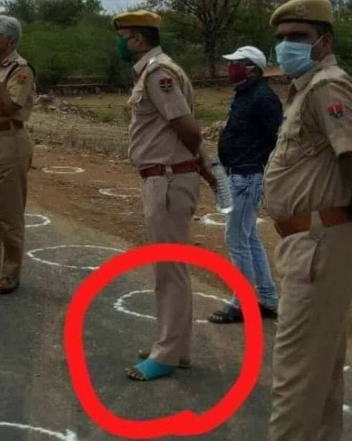 niraj_mishra12's tweet photo. हाथ की मेंहदी की फिक्र करू या करू फिक्र अपने देश की ।
अजब सी दुविधा है पत्नी का धर्म निभाऊ
 या फर्ज निभाऊ बेटी का।।
जख्म पैरो में है तो क्या जज़्बा देश सेवा का सीने में काम नही 
@Uppolice को तहे दिल से 🙏🏻🙏🏻💐💐
@upcopsachin @PrayagrajWale https://t.co/A6DIcP8Asj