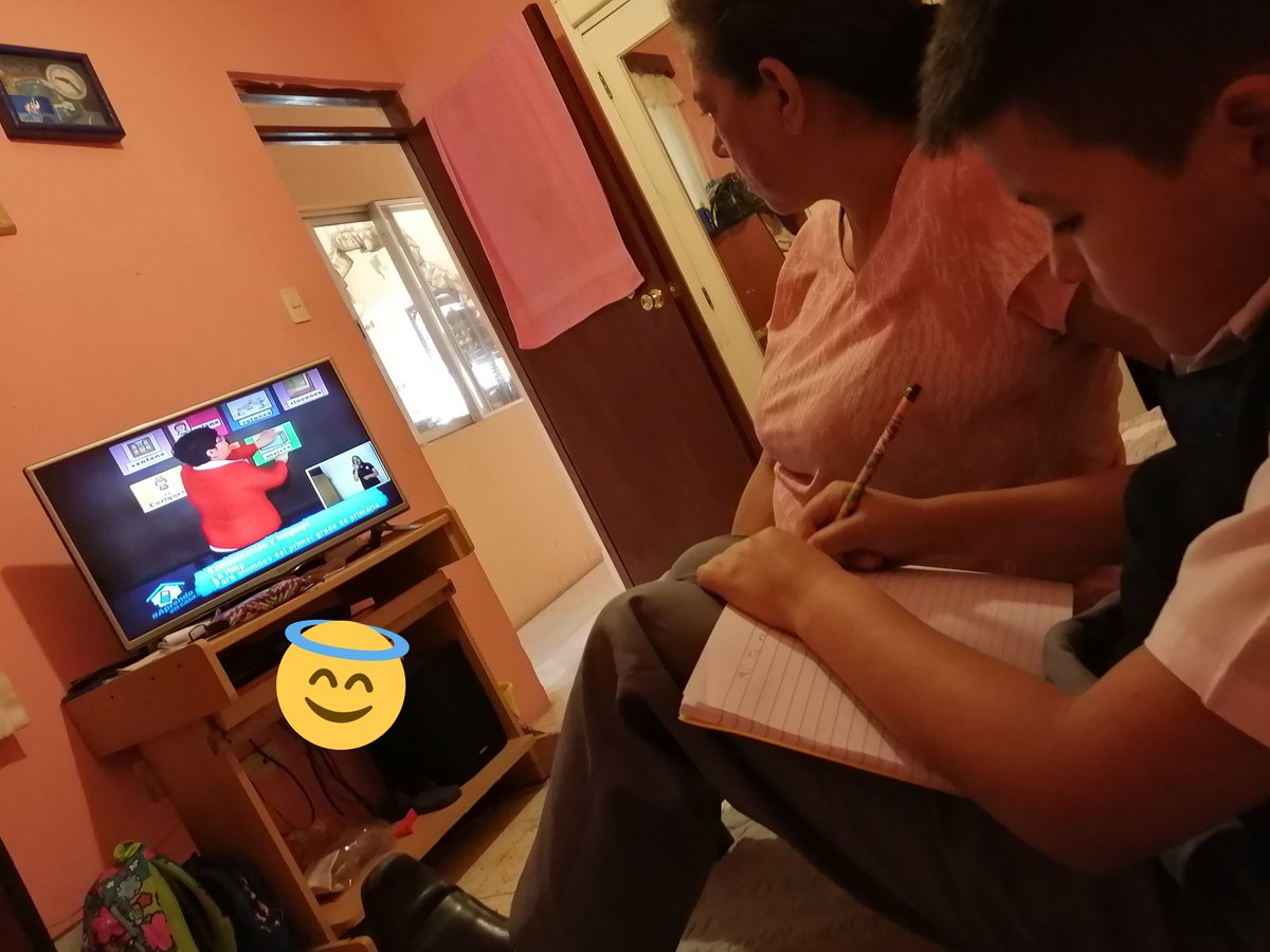 ElizaTax's tweet photo. Ustedes por que no saben de la inocencia 😍🥰 mi sobrino se conecto a recibir clases en el canal 13, hasta se puso su uniforme en la mañana 😎 https://t.co/uAeNiI85sb