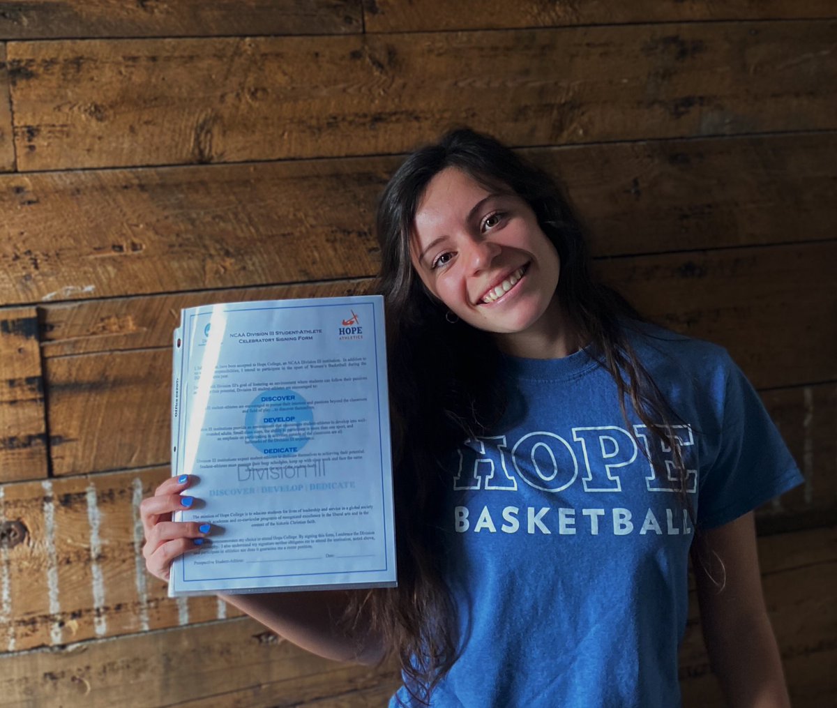 ZWGIRLSBBALL's tweet photo. It’s official!  This awesome young lady is headed to Hope College next year :) Way to go Tally! We are so proud of you 💚🏀💙 @TallyMartinez24 @HopeCollegeWBB https://t.co/gGPDtUfLF3