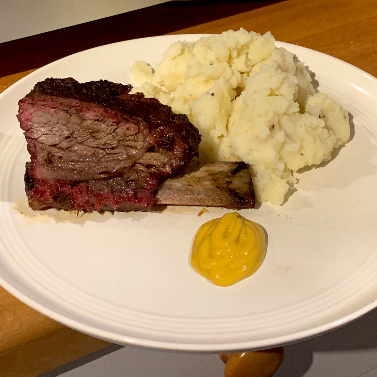 Beef Short Rib smoked with Whiskey Oak barrel chips. A tiny bit of mustard for tanginess, but that rib is doing the heavy lifting in terms of flavour
#barbecuenights
