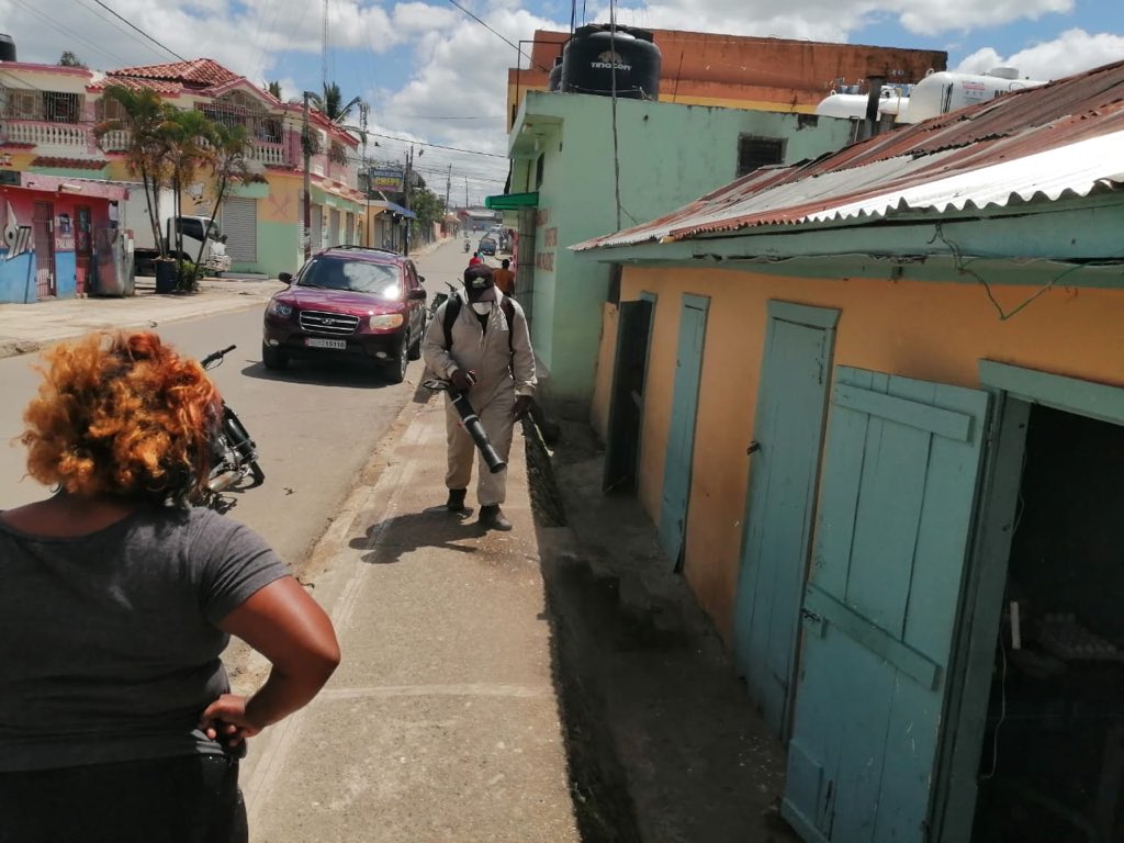 dpsmonteplata's tweet photo. La @dpsmonteplata en coordinación con la Oficina de Gestión Senatorial, Hospital  Dr. Pedro Heredia Rojas, Gerencia de Área , Ayuntamiento Municipal y Cara Linda Agro Industrial continuaron  este martes la Jornada  de desinfección en las calles y lugares de Sabana Grande de Boya https://t.co/Wy73P7aRjX