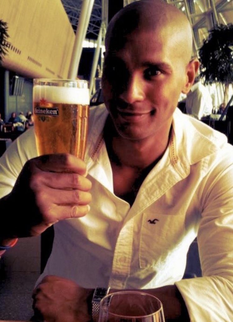 itsRoman4life's tweet photo. Throw back to happier times when we could go out
Letโs get #cheerstwitter trending send me you pics raising a glass to everyone stuck at home https://t.co/JmPbDzmIvs