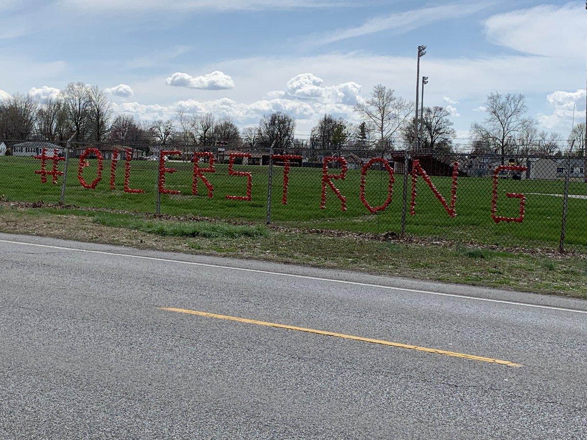 OilerJsp's tweet photo. #OilerStrong photos - thanks to Mrs. Robinson, Ms. Bense for putting the heart decorations around the campus and the Edwardsville Road fence line! https://t.co/xvUFH6CAGH