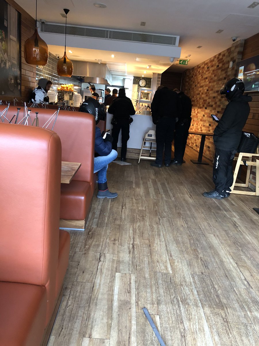 Police and delivery people failing to abide by the 2m distance rule. Thoughts? <a href="/piersmorgan/">Piers Morgan</a> <a href="/BorisJohnson/">Boris Johnson</a> <a href="/metpoliceuk/">Metropolitan Police</a> <a href="/MayorofLondon/">Mayor of London, Sadiq Khan</a>