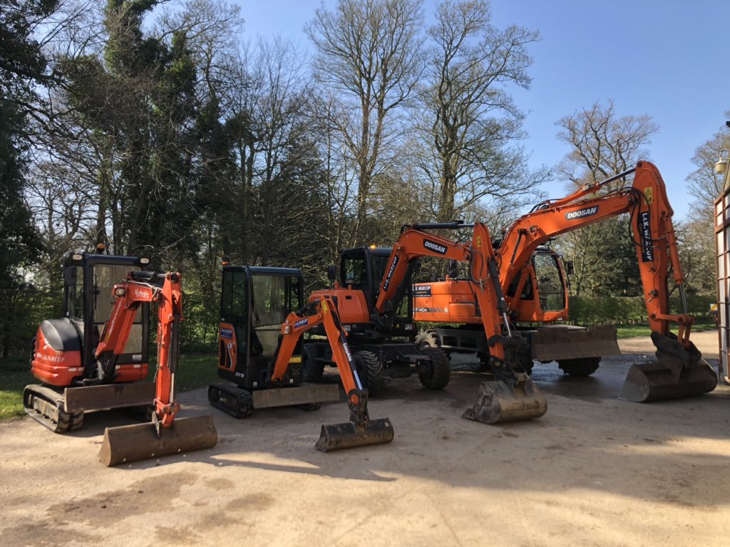 LandKWarcup's tweet photo. Fleet photo to help brighten your day. 
“Orange is the happiest colour” 
#FrankSinatra @DoosanEquipment @KubotaUK https://t.co/a56e4L6Cuv