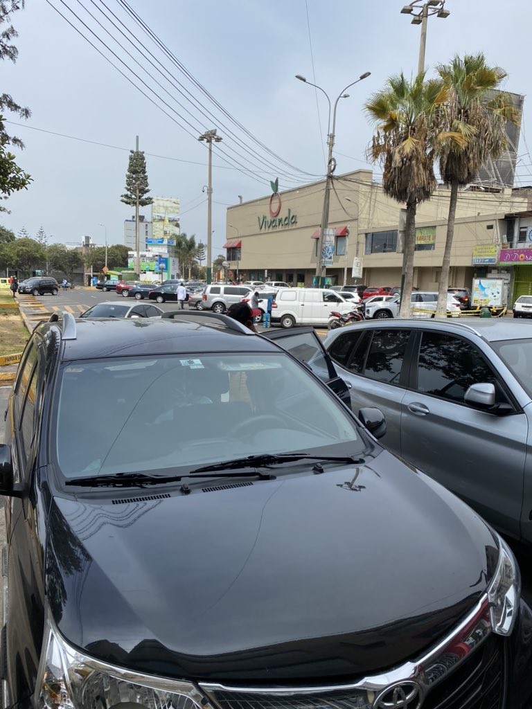 _la_sanchez's tweet photo. @munisurco1 ¿Y por qué no fiscalizan que la gente no circule en autos particulares? Este es un estacionamiento municipal y estaba repleto. Ciérrenlo!! (Afuera de Vivanda de Monterrico) @PoliciaPeru @pcmperu @Minsa_Peru https://t.co/aSsXkRFfpd