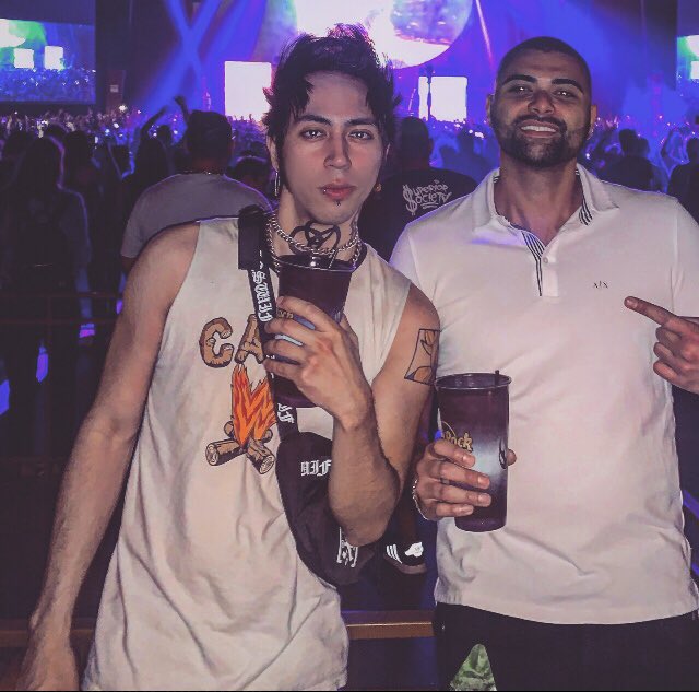 this is my cousin don’t we look alike ??